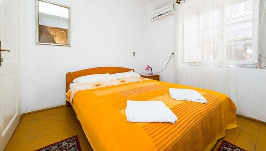 Rooms Kisic - Triple Room with Shared Bathroom in Dubrovnik, Grad Dubrovnik