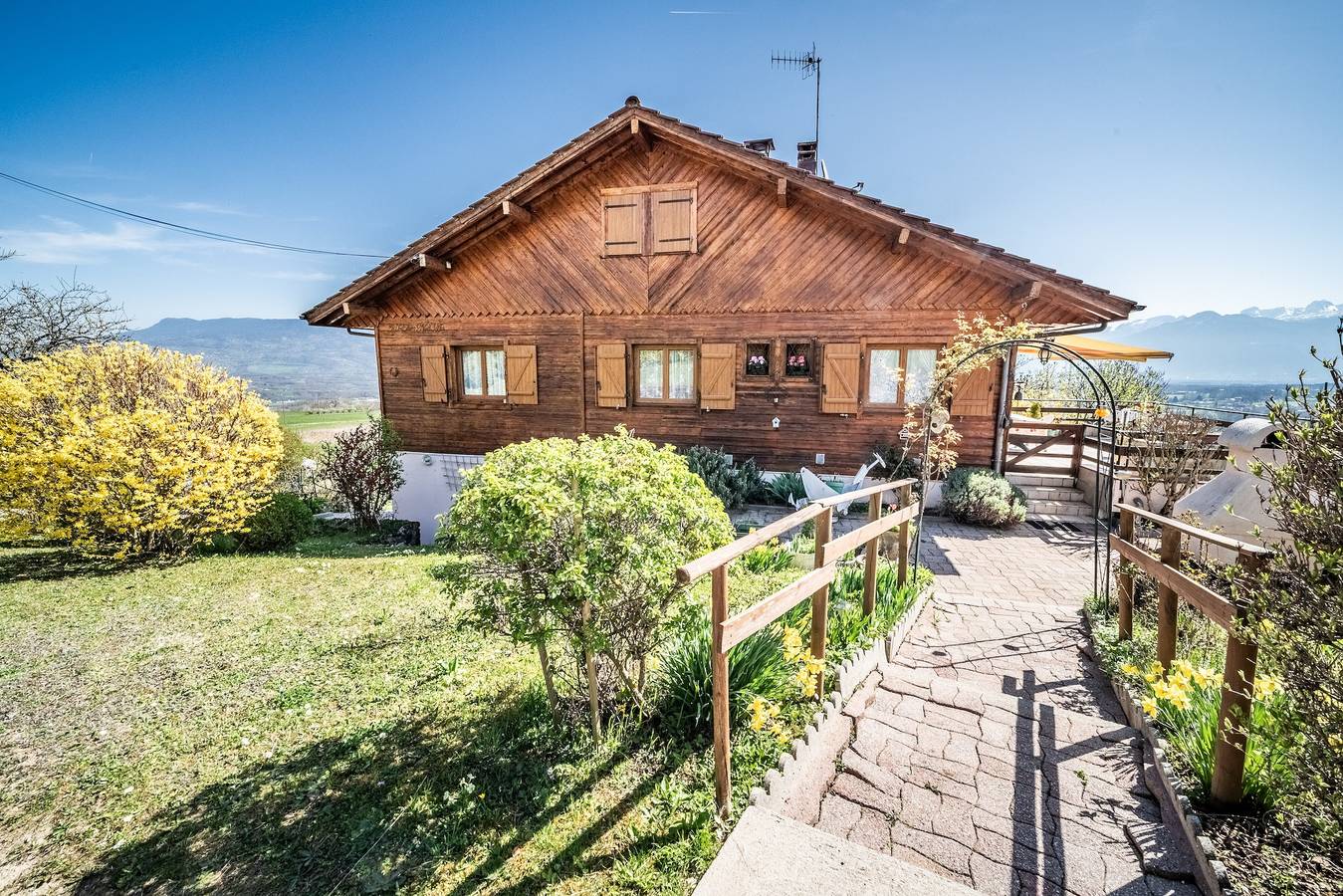 Apartamento entero, Apartamento "Charmant" con vistas a las montañas, terraza privada y Wi-Fi in Reignier-Ésery, Región de Saint-Julien-en-Genevois