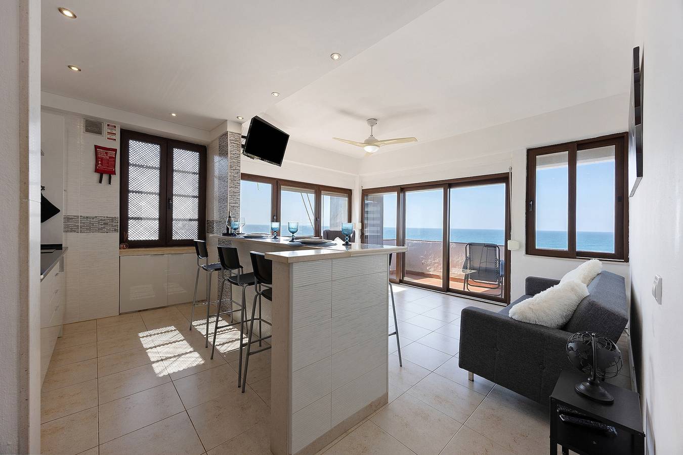 Appartamento intero, Casa Vacanze 'Alvor Vista Magnifica sulla Spiaggia' con Vista Mare, Balcone e Wi-Fi in Praia do Alvor, Distretto di Faro