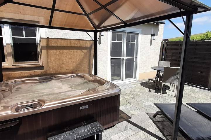Gîte pour 2 personnes, avec terrasse et jacuzzi ainsi que jardin et sauna à Burbach