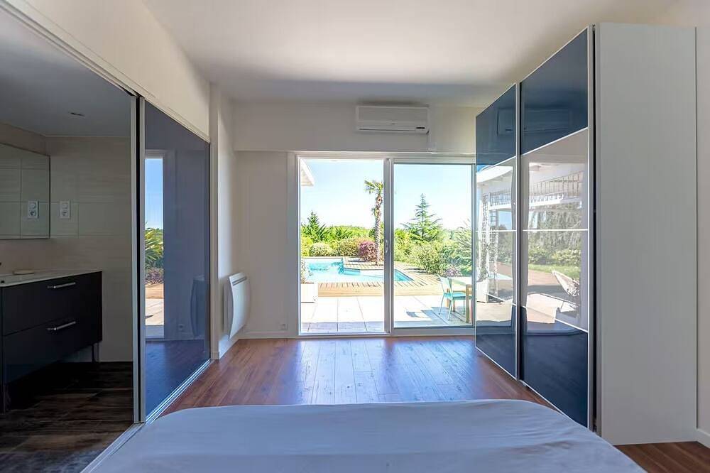 Exceptional Villa 10 Minutes From Bordeaux in Carignan-de-Bordeaux, Región de Burdeos