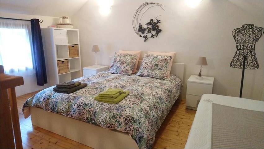 Location de vacances pour 3 personnes, avec Terrasse et Jardin ainsi que Piscine et Vue à Saint-Martin-de-Fressengeas