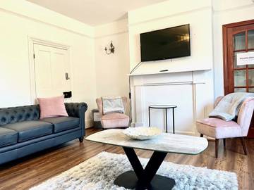 Holiday Rental for 22 People in Hellingly, East Sussex, Photo 1