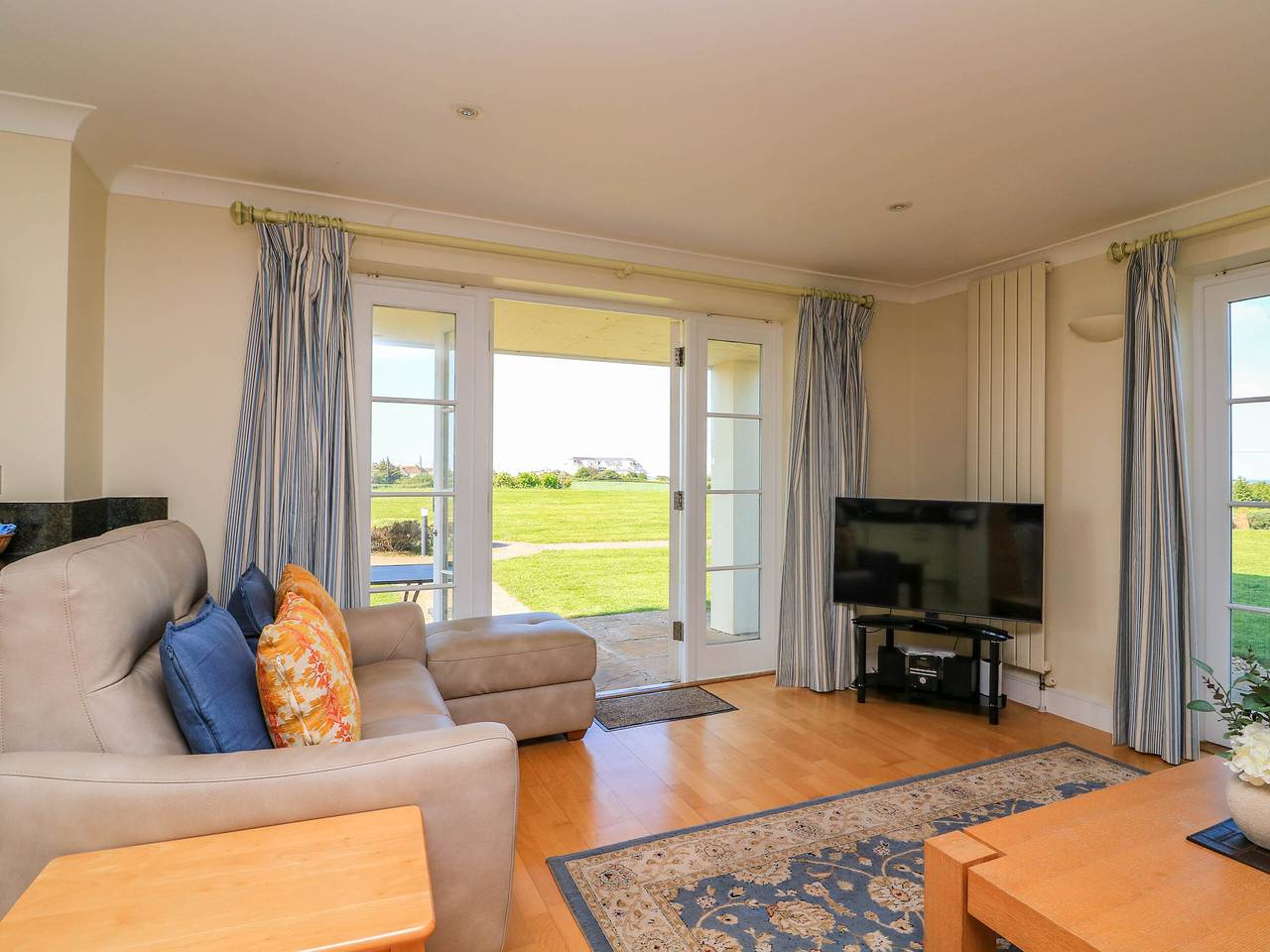 Entire apartment, 4 Thurlestone Beach House in South Milton, South Devon