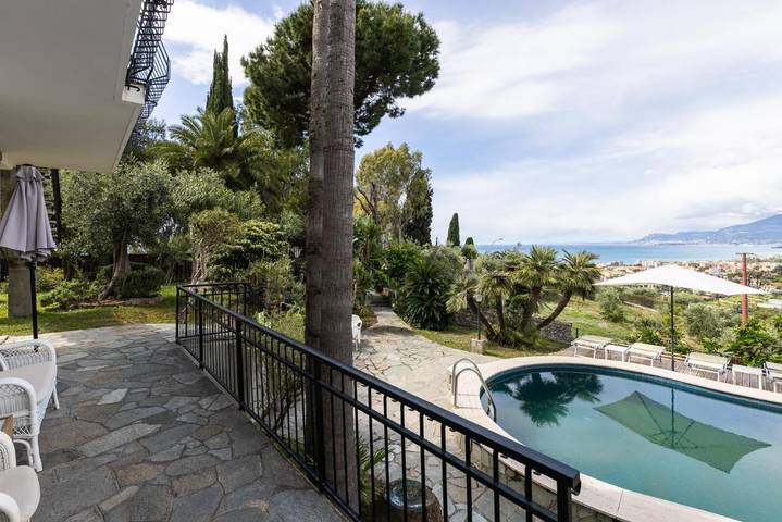 Ferienwohnung für 4 Personen, mit Balkon und Terrasse sowie Garten und Pool