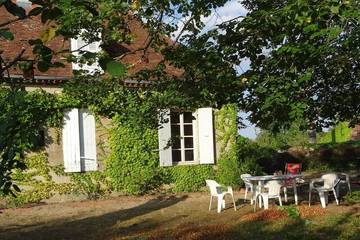 Gîte pour 10 personnes, avec terrasse et jardin à Deux-Chaises