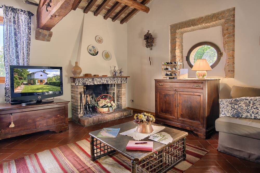 Romantic Villa La Chiesetta with private pool ideal for couples and families in Fabriano, Ancona Province