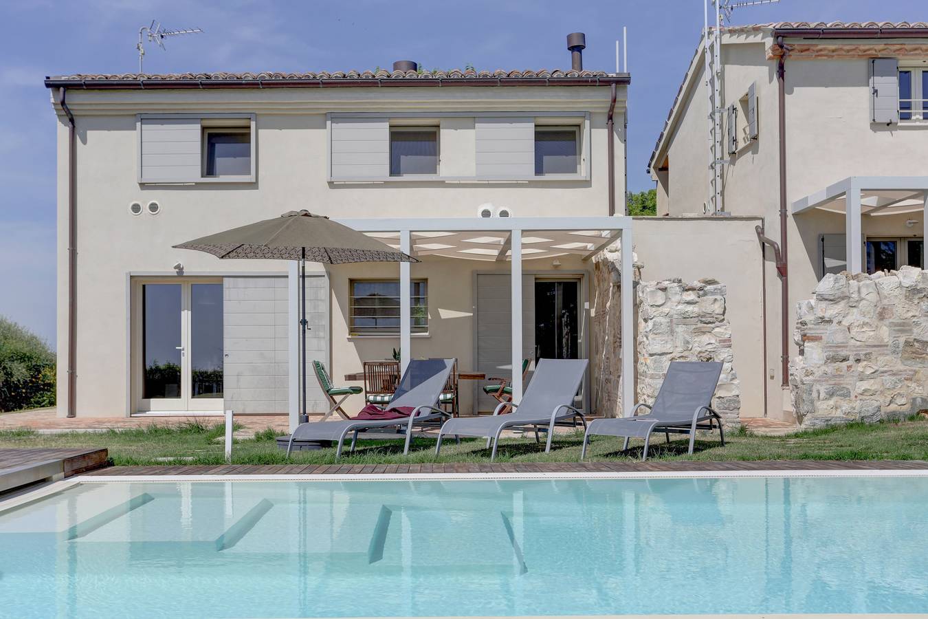 Entire apartment, Vigneto Di Montefreddo - Large Two Bedroom S/L... in Riviera del Conero