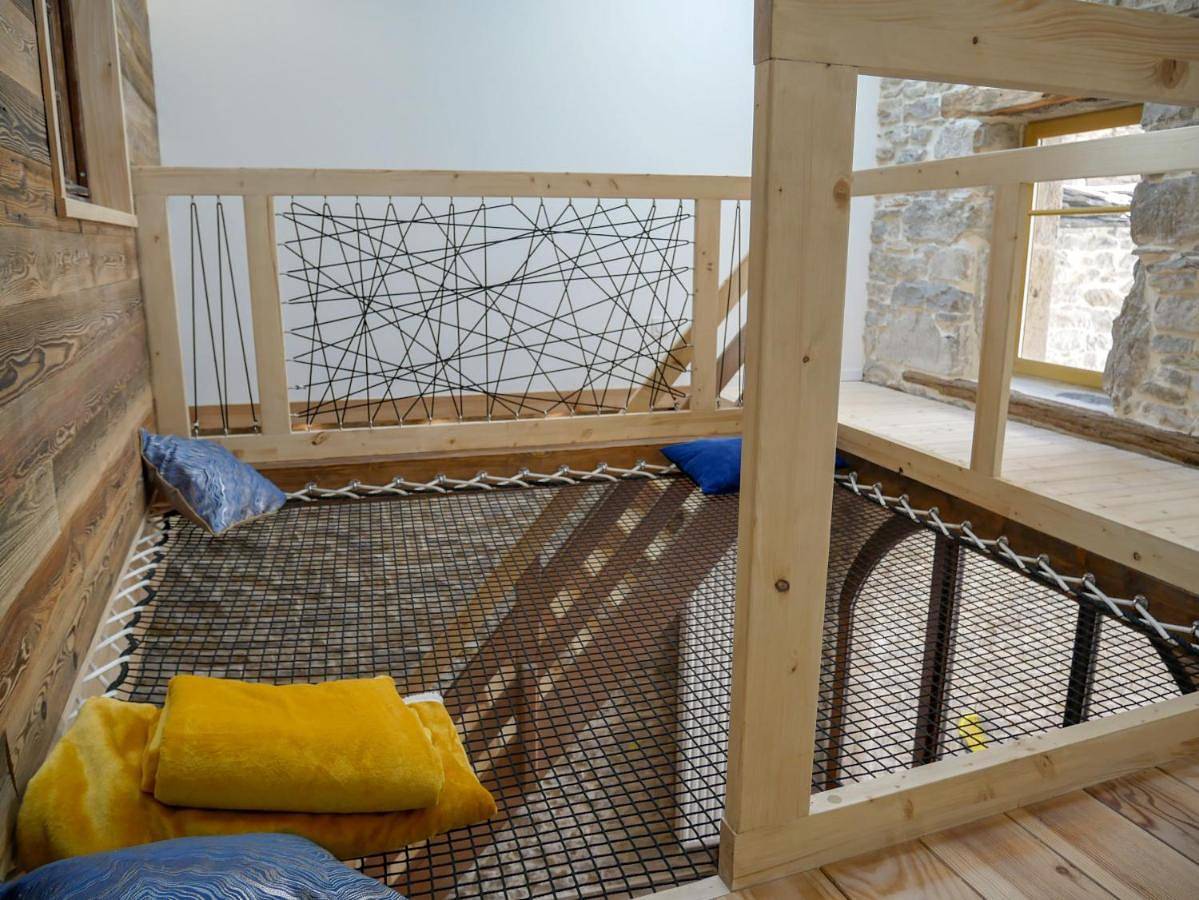 Appartement entier, Three-Bedroom Apartment in Crémieu, Région de La Tour-du-Pin