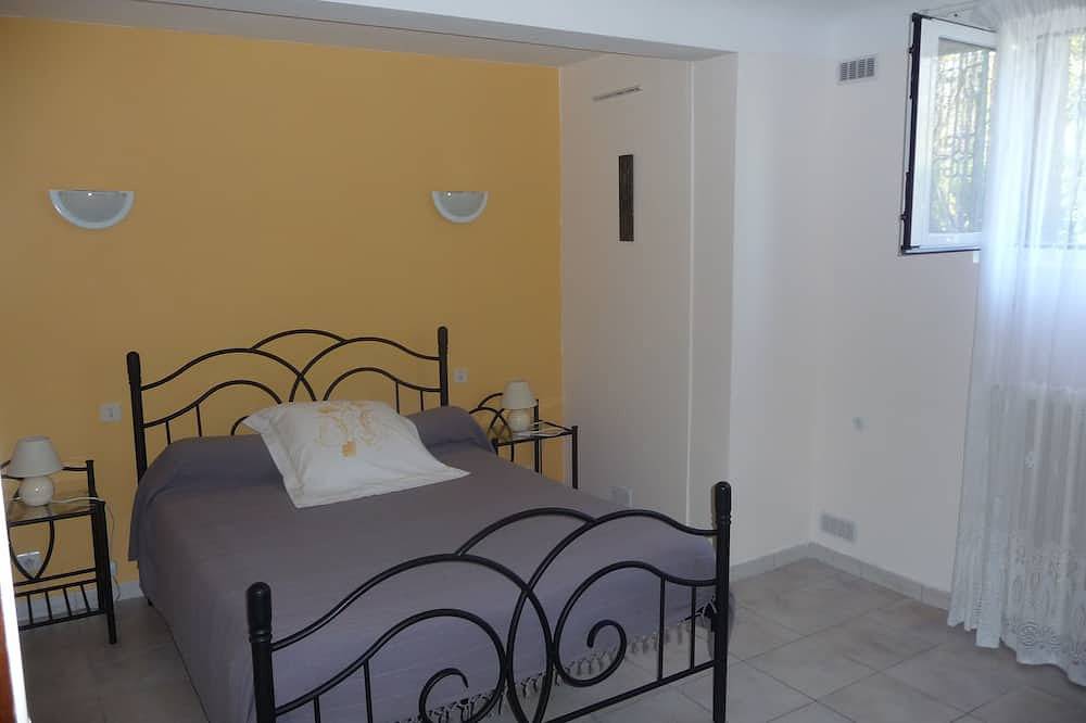 Apartamento entero, Spacious apartment in villa with large private garden and terrace near the sea in Anglet, Region de Bayona