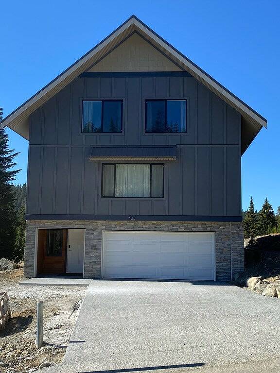 Vacation rental for 13 people, with yard, with pets on Vancouver Island