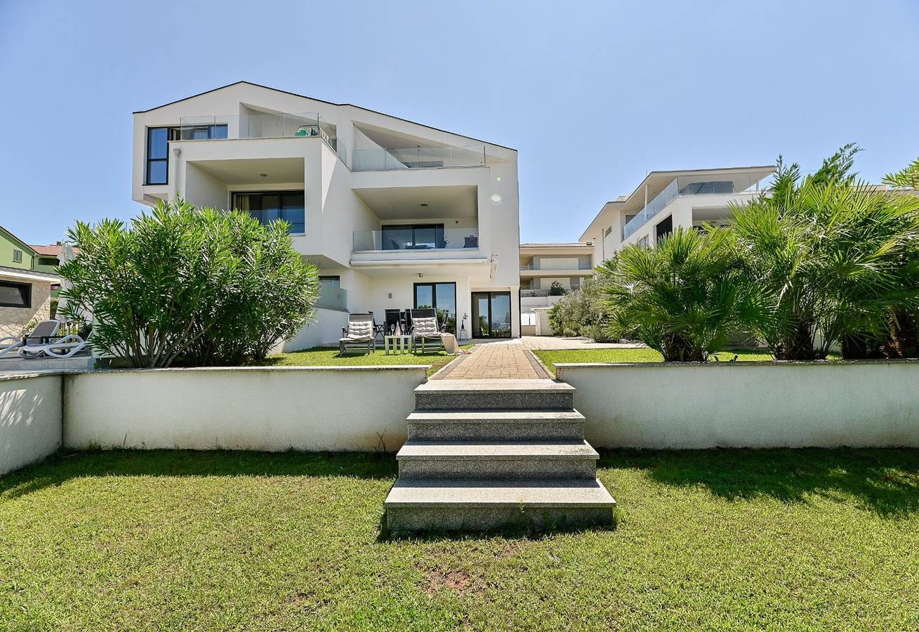 Ganze Wohnung, Elegante Luxus-Ferienwohnung Nika**** mit großer Terrasse auf Krk in Zidarici, Krk