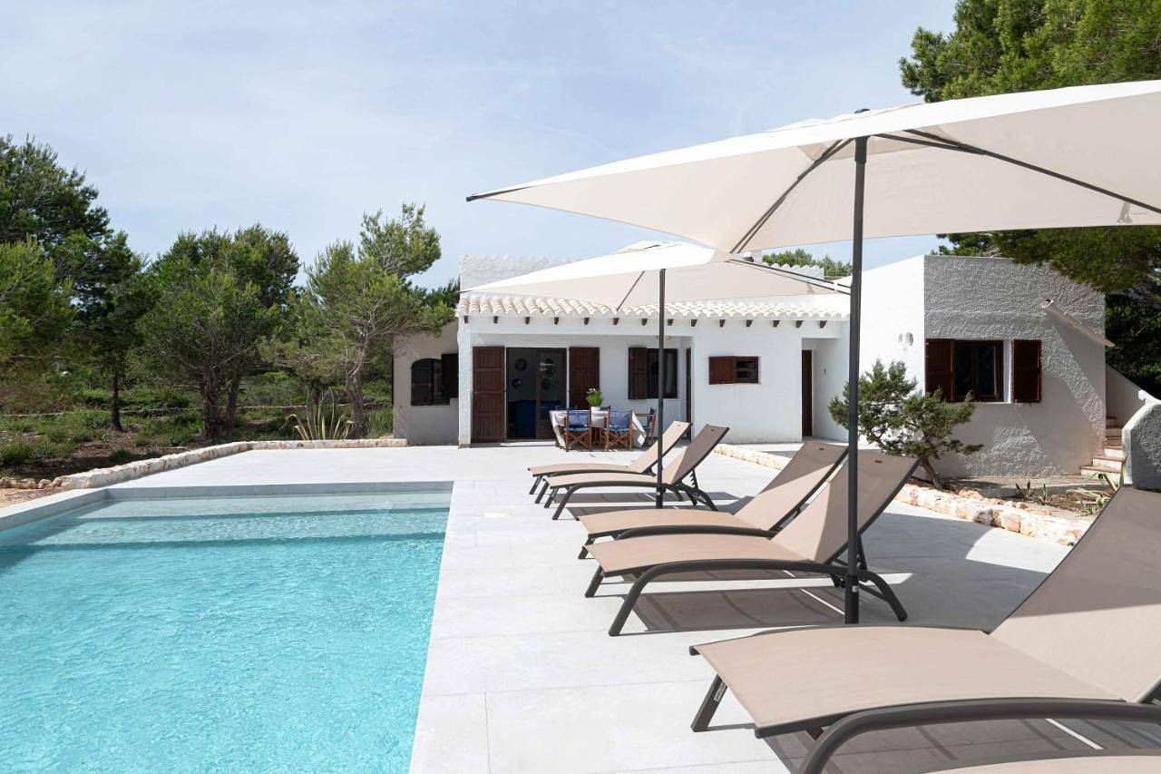 Villa Menorquina con piscina en la playa in Cala Morell, Ciutadella