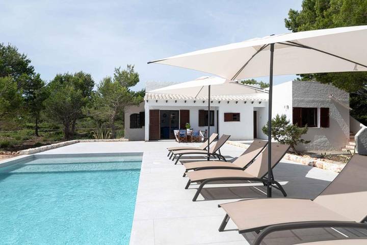 Location de vacances pour 9 personnes, avec vue ainsi que jardin et piscine, animaux acceptés à Cala Morell - 2