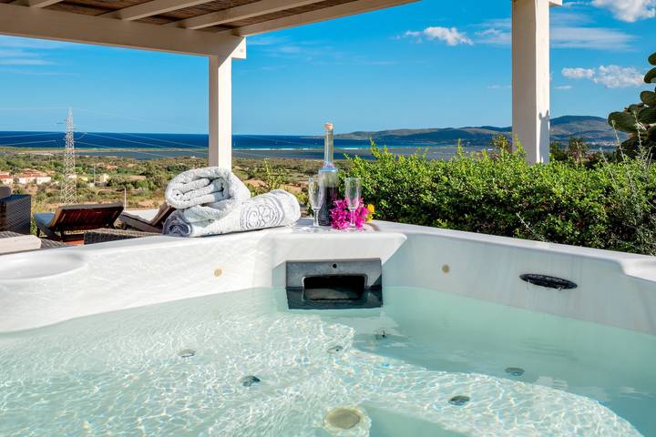 Ganze Wohnung, Panorama-Apartment 6 mit Meerblick, privater Terrasse, Gemeinschaftspool, Wlan & Klimaanlage in Lu Fraili di Sopra, San Teodoro