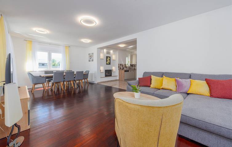 Geräumige 145 m² große Wohnung mit Pool, Terrasse und 2 km Entfernung zum Fluss Bogdanica in Gospitsch, Lika-Senj