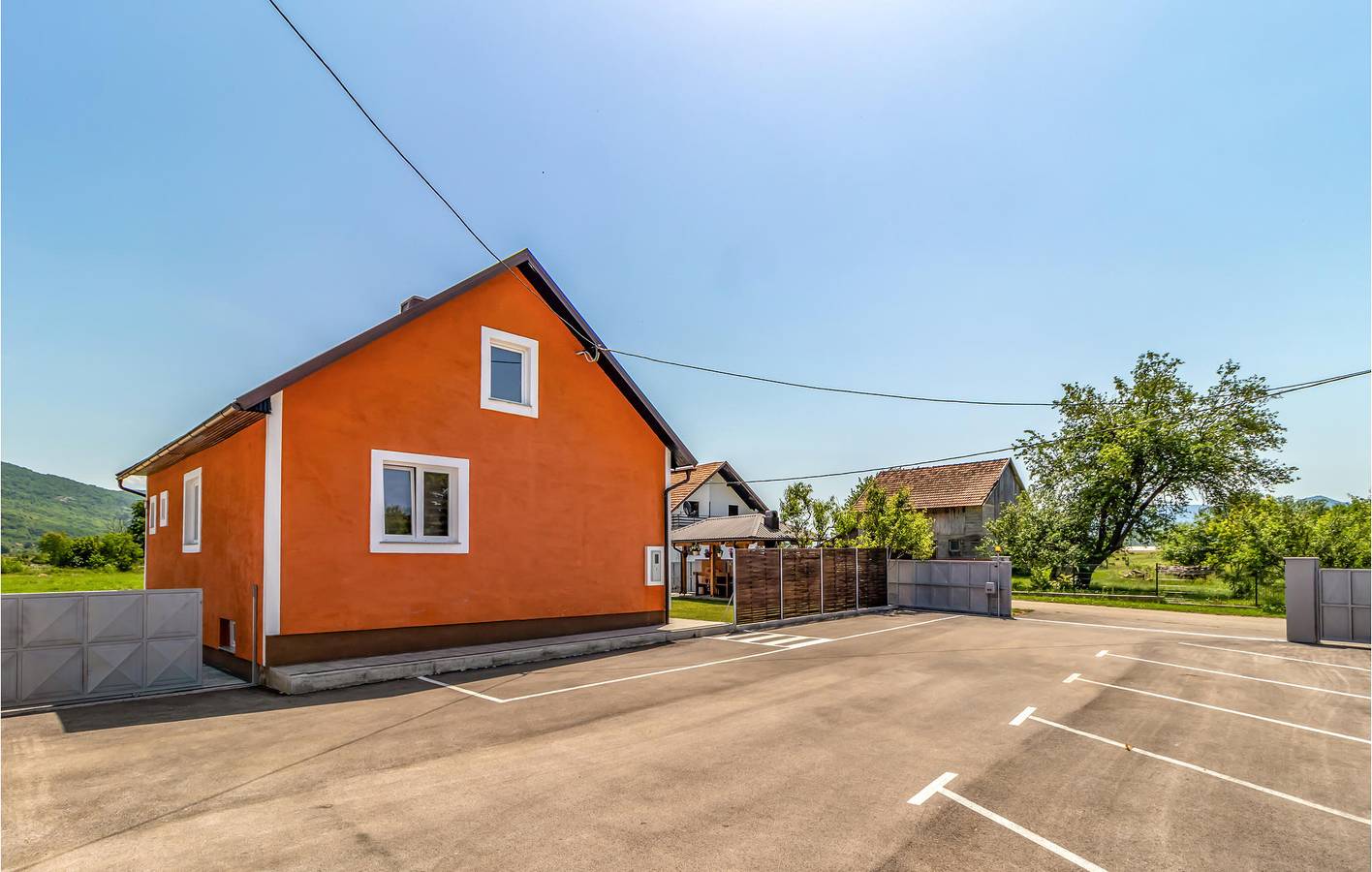 Ganze Ferienwohnung, Nur 2 km von Otočac entfernt: Gemütliche Ferienwohnung mit Terrasse und Grill in Prozor, Lika-Senj