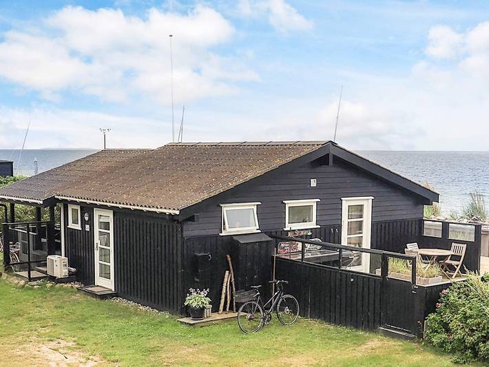 Ferieudlejning for 4 personer, med Terrasse og Have i Karrebæksminde