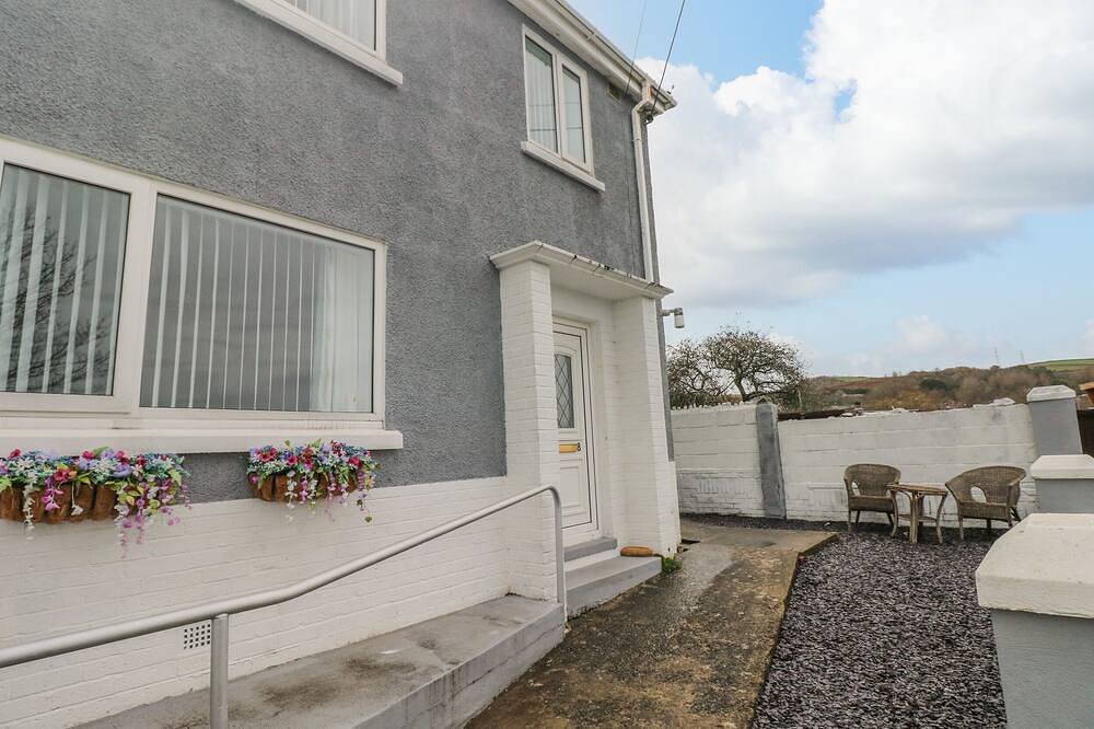 Cwtch Ar Y Mor, pet friendly, with hot tub in Burry Port in Burry Port, Carmarthenshire