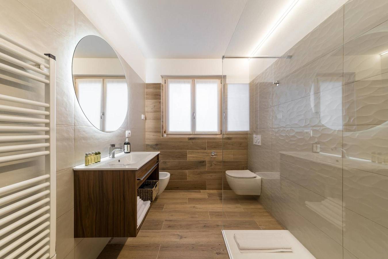 Appartamento intero, Appartamento 'Boutique Yellow' con Balcone, Wi-Fi e Aria Condizionata in Nago-Torbole, Prealpi Gardesane