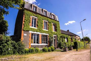 Gîte pour 14 personnes, avec piscine ainsi que jardin et vue à Pionsat