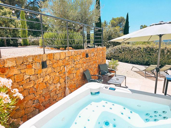 Gîte pour 2 personnes, avec jacuzzi à Entrecasteaux