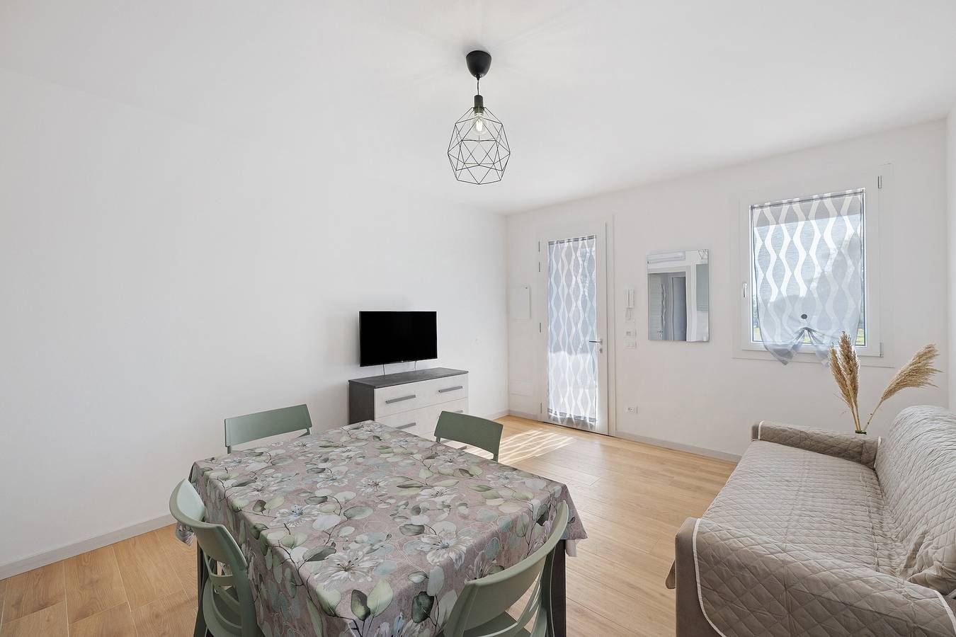 Appartement entier, Appartement 'Giglio' avec terrasse privée, jardin commun et climatisation in Bardolino, Montagnes autour du lac de Garde