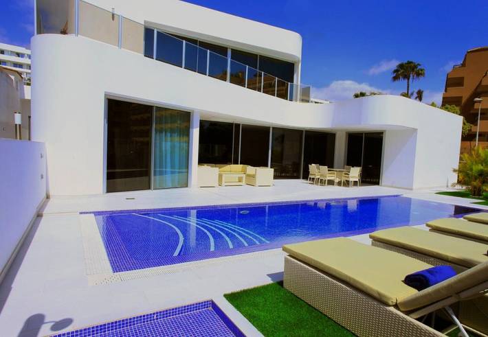 Casa de vacaciones para 9 personas, con Balcón y Jacuzzi además de Terraza y Jardín en La Caleta