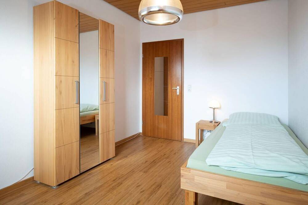 Entire apartment, Vacation home Charlotte - vacation home, bathroom, toilet and bathtub, 4 bedrooms in Wiebelskirchen, Neunkirchen