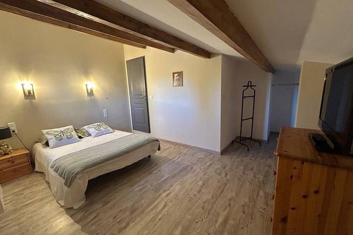 Nahe St Rémy de Provence, umgeben von Kiefern- und Olivenbäumen. in Eyragues, Arles und Umgebung