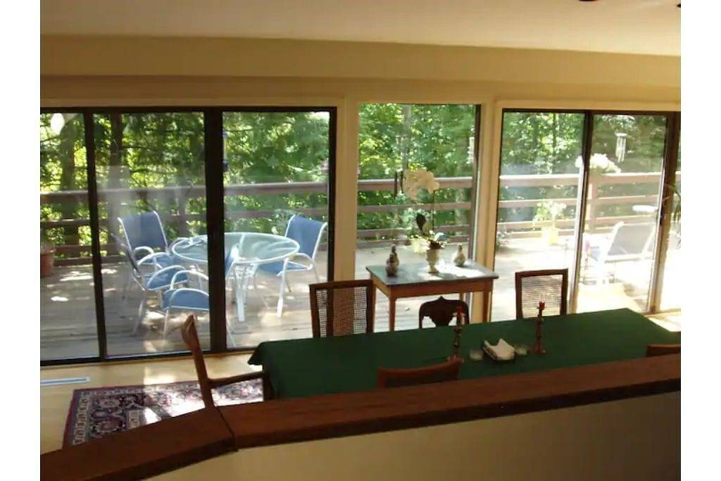 A spacious Treetops Reunion/ Retreat/Event venue! Sleeps 10-12. Seasonal Pool! in Guilford, Connecticut