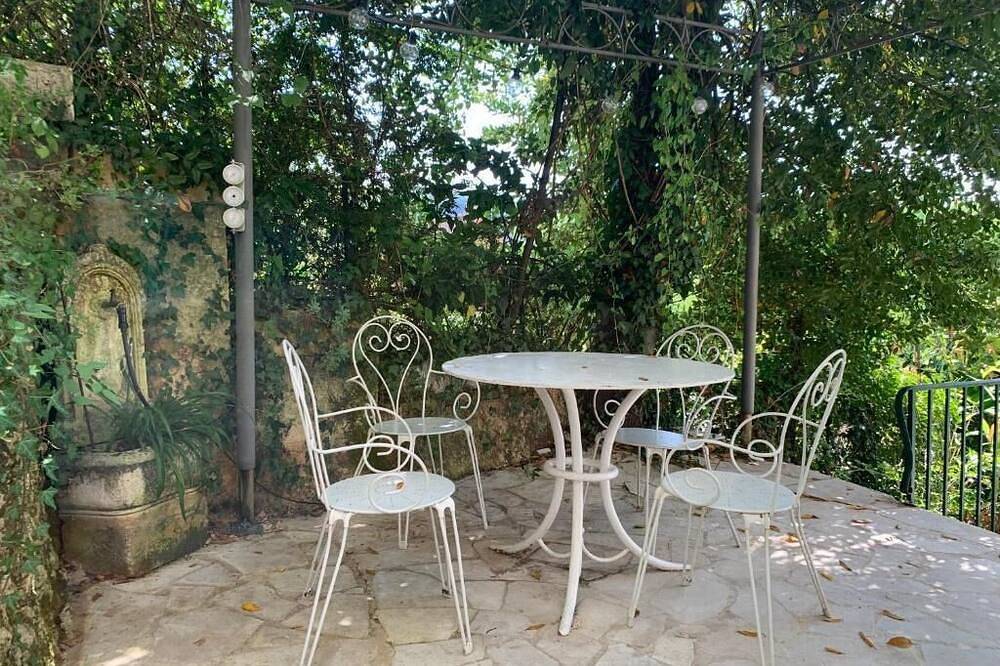 Entire apartment, Le Grand Appartement, Clim, Piscine Chauffée in Les Eyzies, Périgord Noir