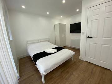 Holiday Letting for 6 People in Luton, Chiltern Hills, Photo 1