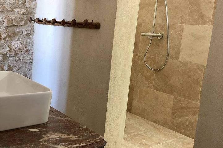 Appartement entier, La Verrière, très jolie chambre indépendante avec courette abritée in Bonnieux, Parc naturel régional du Luberon