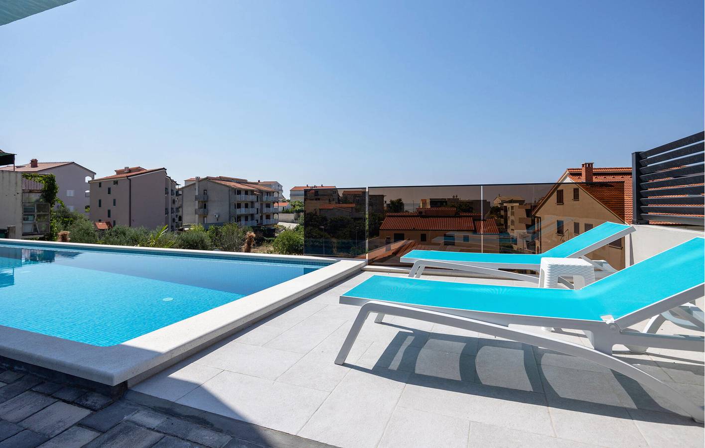 Entire holiday apartment, Charming 1-Bedroom Apt with Pool & Terrace, 500m to Beach in Grljevac (Podstrana), Podstrana