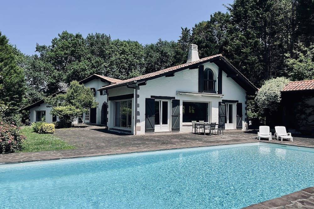 Très Belle Villa Basque Avec Piscine, Fronton et vue sur la Rhune in Ascain, Bayonne region