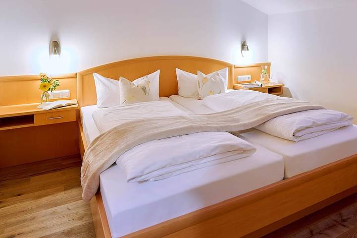 Ganze Wohnung, Ferienwohnung Tulpe, bis 2 Personen, Dachgeschoss, 40 qm in Waging am See, Rupertiwinkel