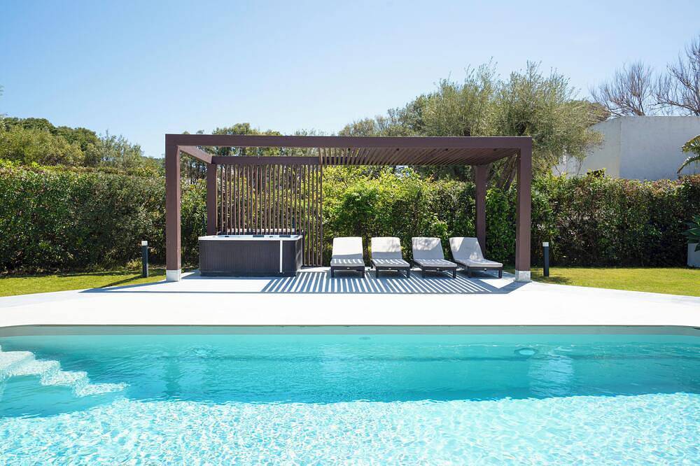 Luxury Villa with  Heated Swimming pool& Outdoor Jacuzzi -  50mt from the Beach in Geremeas, Cagliari e Dintorni