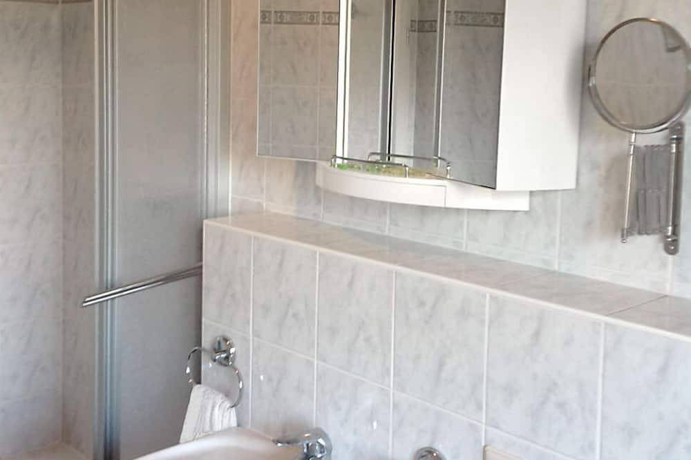Ganze Wohnung, Schönes Reetdachhaus mit großem Garten und Terrasse in Peenemünde, Usedomer Norden