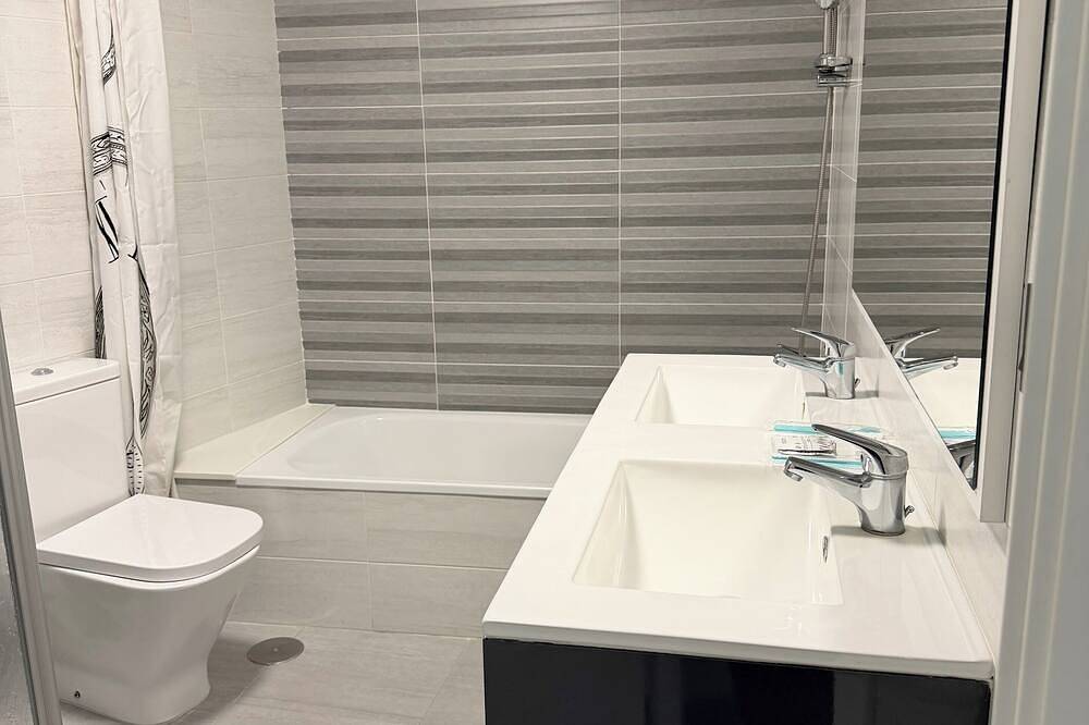 Ganze Wohnung, La Casa de la Calma de Santiago - Apt & Wellness in O Milladoiro, Ames