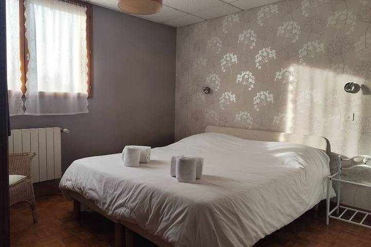 Chalet pour 4 personnes, avec piscine et terrasse, animaux acceptés