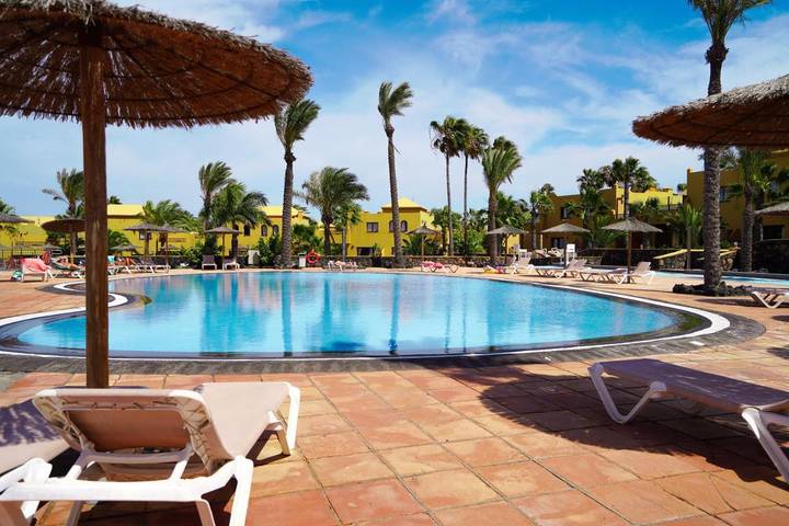 Apartamento de vacaciones para 4 personas, con piscina y vistas además de jardín y piscina para niños en Corralejo