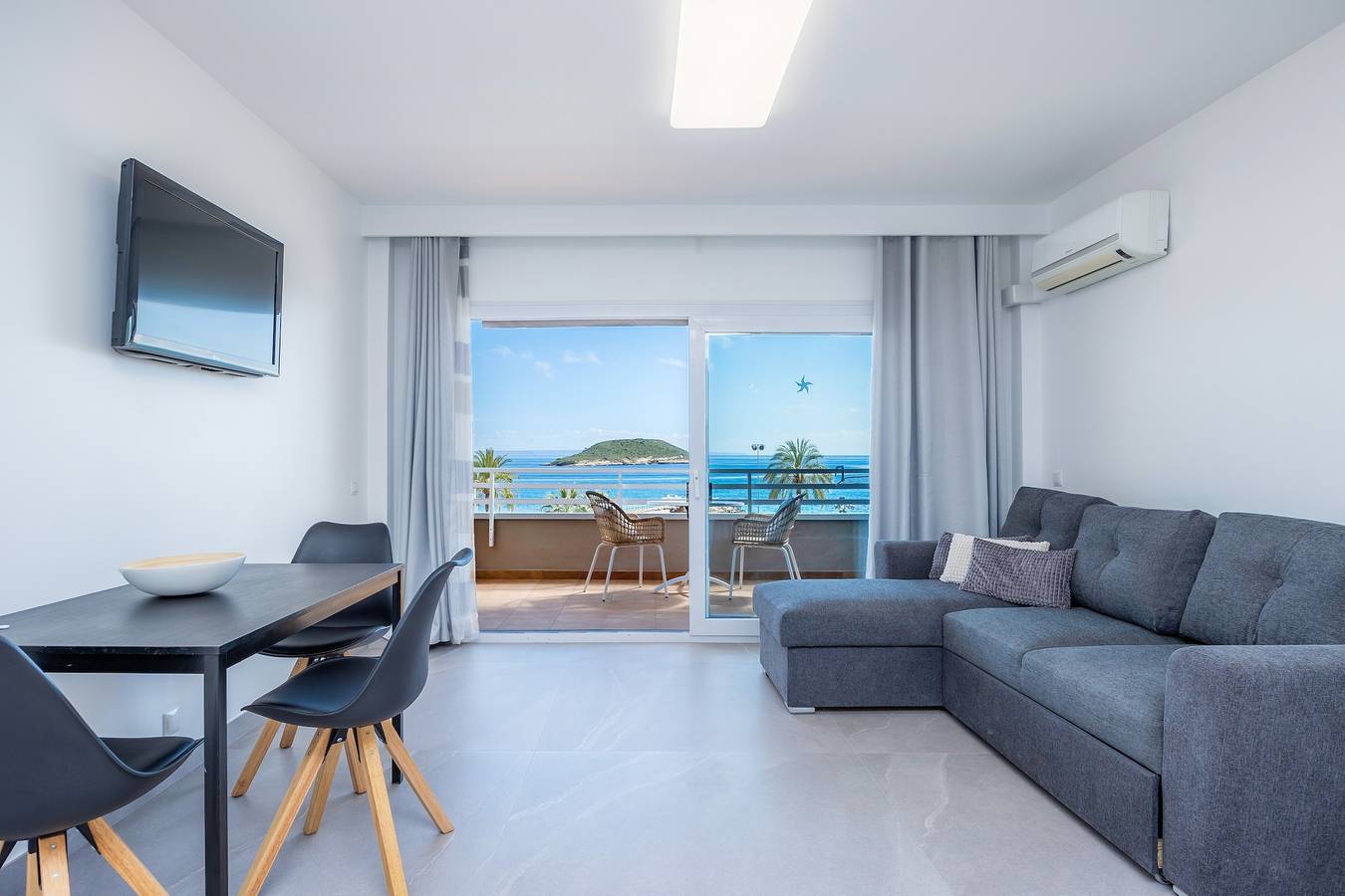 Appartement 'First Line Cosy' avec vue sur mer, Wi-Fi et climatisation in Magaluf, Calvià