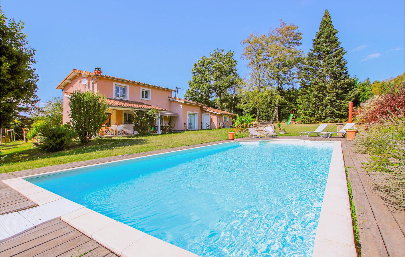 Appartement confortable avec piscine et cheminée, à 2 km de Monsteroux-Milieu in Montseveroux, Région de Vienne