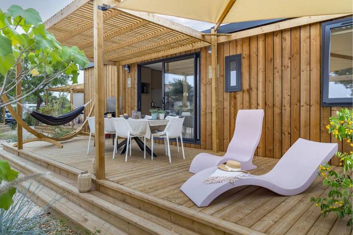 Camping pour 6 personnes, avec terrasse ainsi que piscine et jardin, adapté aux familles à Portiragnes