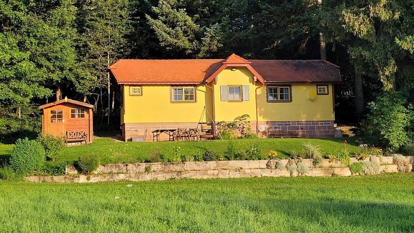 Vakantiehuis 'Bienenhaus' met privé terras, privé tuin en Wi-Fi in Dornhan, Central Black Forest