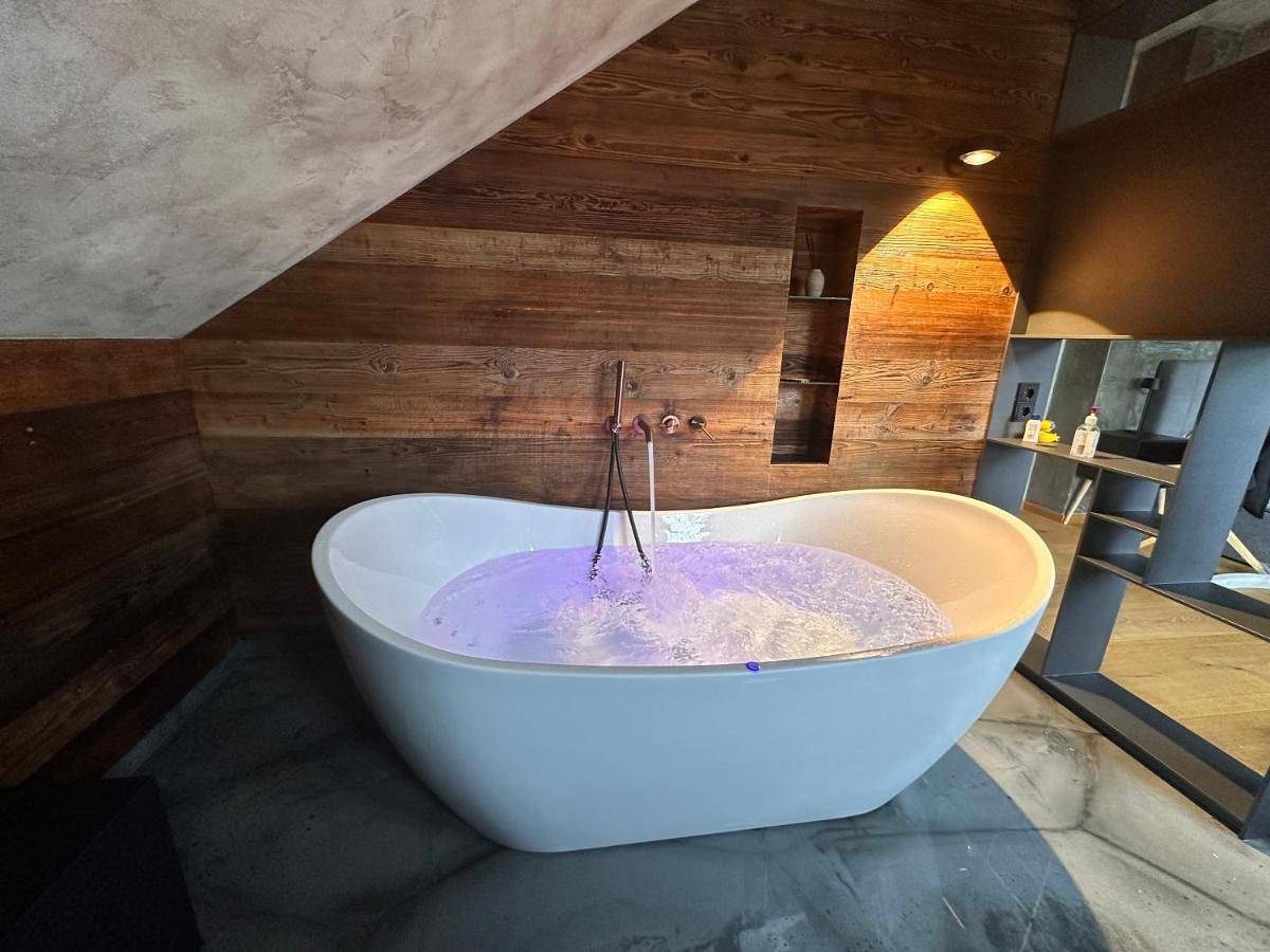 Appartement entier, Appartement der Extraklasse mit Whirlpool in Roding (Allemagne), Bavière Orientale