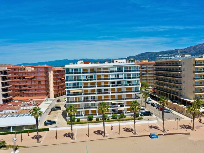 Entire apartment, Holiday apartment for 5 people with terrace in Platja de Sant Margarida (Roses), Roses