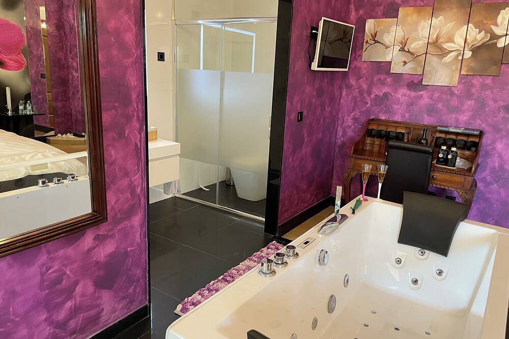 Ébano&Marfil Suite Home. Una villa diferente. in Camargo, Costa de Cantabria