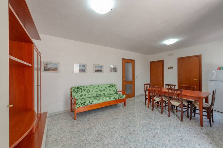 Entire apartment, Casa Vacanze "do Mestru Luccio" Apartment 'Emma' with Private Terrace & Air Conditioning in Manduria, Gulf of Taranto